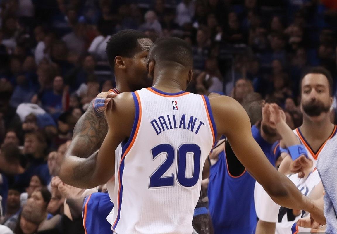 杜兰特赛后拥抱僵硬致命失误 更衣室孤立引转会可能性猜测